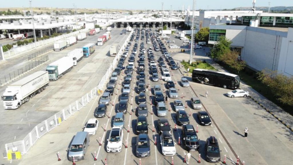 Gurbetçiler tatil sonrası Avrupa’ya dönüyor: Ezan sesini duymamak çok zor…