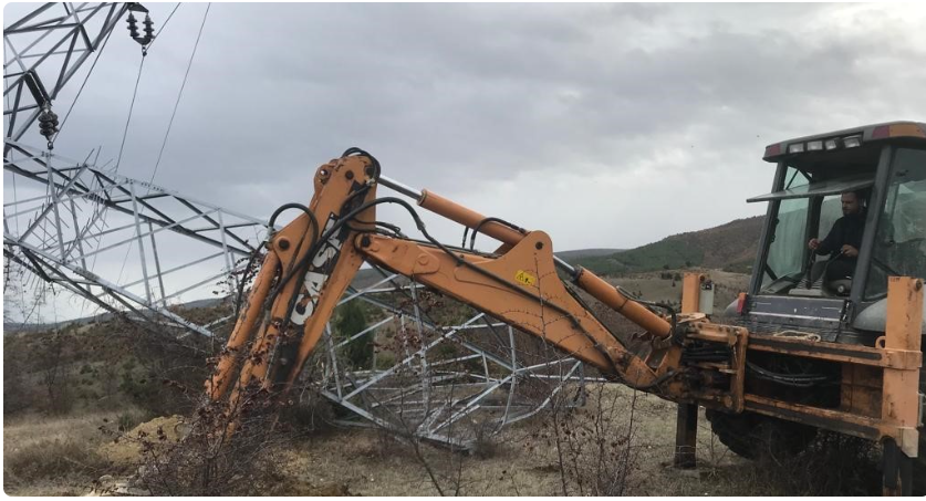 Fırtına sonrası elektrik kesintileriyle mücadele: Elektrik şirketi 305 araç ve 882 personel ile sahada